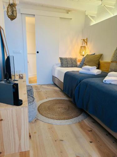 1 double bed, 2 twin beds