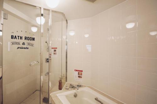 Deluxe Room (Three Double Beds) with Kitchen - Non-Smoking - No Cleaning for Consecutive Night Stays image 7