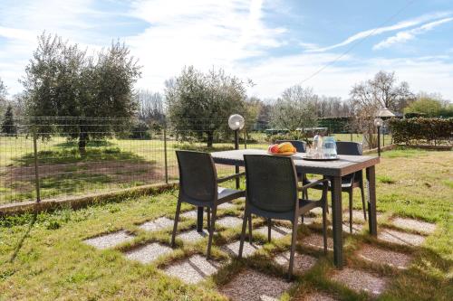 Hage, GuestHost - Equestrian Apt With Private Parking in Battifolle