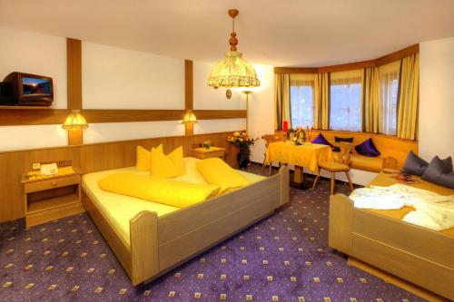 1 queen bed, 2 twin beds