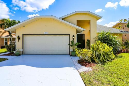 Sunny Naples 3BR Retreat with Solar Heated Pool and BBQ