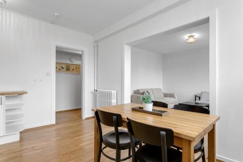 One-Bedroom Apartment image 6