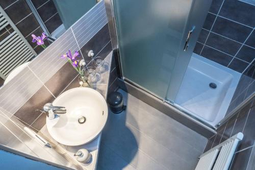 Double Room with Balcony image 9