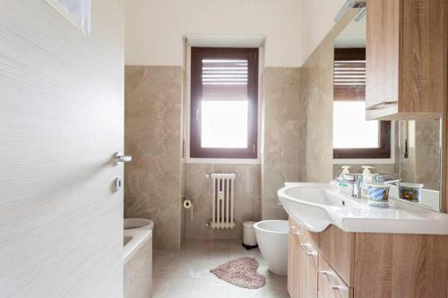 Cozy room in a SHARED apartment close to Linate airport stanza in appartamento condiviso a due passi da Milano Linate, Mediolan (zdjęcie 11)