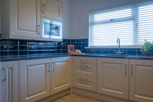 Kitchen, Stone's Throw Away from the English Channel! -Family and Dog Friendly in Wootton Bridge