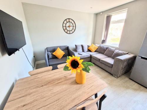 Central Reading Modern 3BR flat - Walk to station and high street