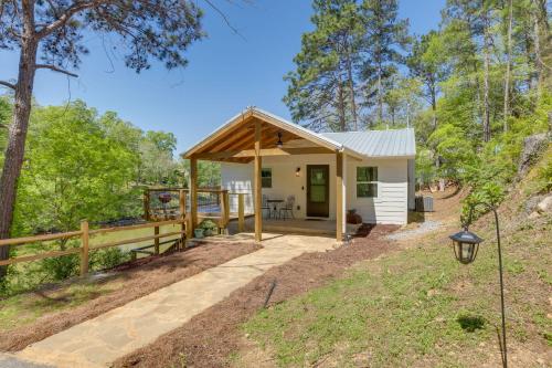 Private Hot Tub Stunning Logan Martin Lake Home in เพลล์ ซิตี้ (AL)