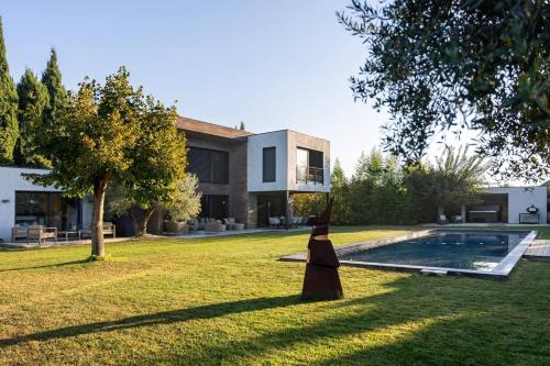 Maison de 4 chambres avec piscine privee jacuzzi et terrasse a Noves - Location saisonnière - Noves