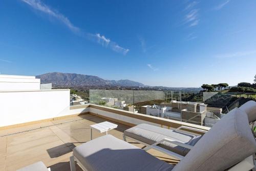 007 Modern 3 Bed Frontline Golf Townhouse in La Cala Golf Resort with Mountain Views