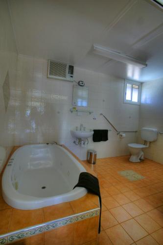 Fürdőszoba, Halls Creek Motel in Halls Creek