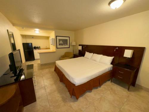 Big Chile Inn & Suites