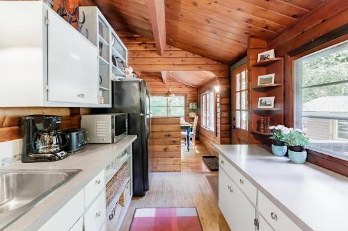 Romantic Creekside Cabin In A Redwood Forest