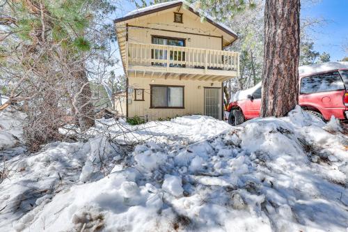 Arrowbear Lake Vacation Rental about 5 Mi to Skiing!