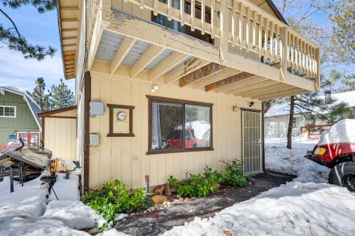 Arrowbear Lake Vacation Rental about 5 Mi to Skiing!