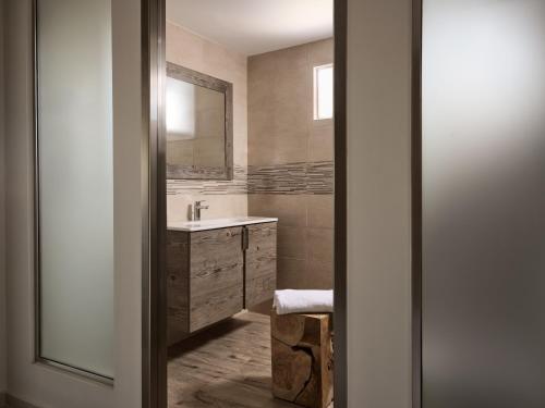 Alamis Apartments - image 2