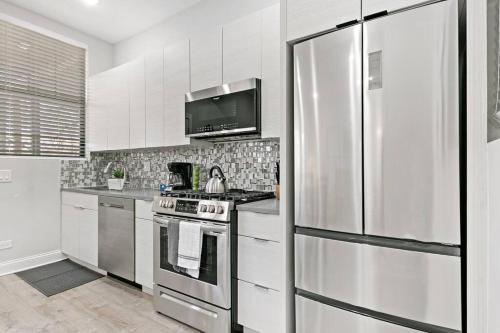 Relaxing 3BR Apt with King Beds & Washer - Lawndale 1 & 2 rep in Logan Square