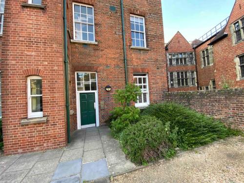 Modern spacious flat 5 mins from centre Winchester