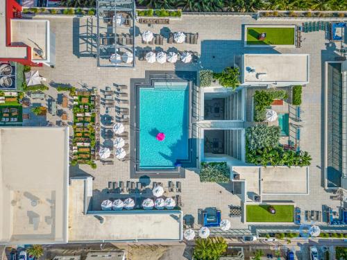 Hollywood Beach Rooftop Pool Balcony