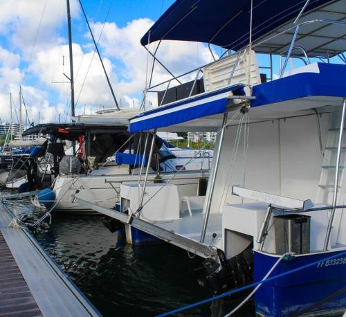 Grand bateau à la marina - Hôtel - Fort-de-France