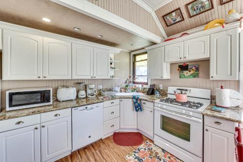 Eclectic Wildomar Home 6 Mi to Santa Rosa Plateau