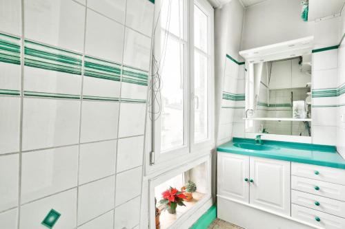 Beautiful cocoon near Montmartre - image 3