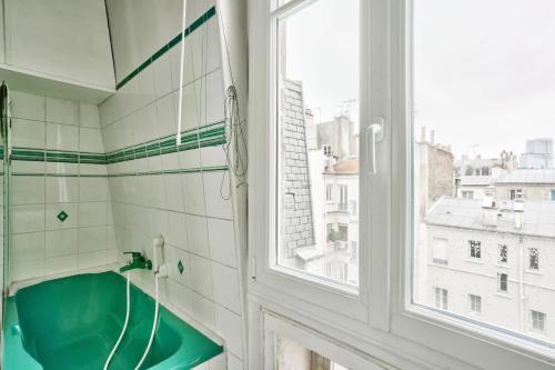 Beautiful cocoon near Montmartre - image 2