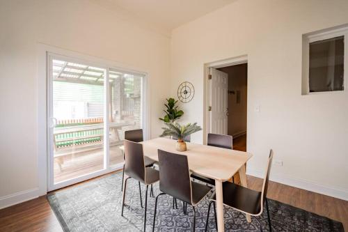 Lively 3BR Apt in Chicago - Milwaukee N3 in Logan Square