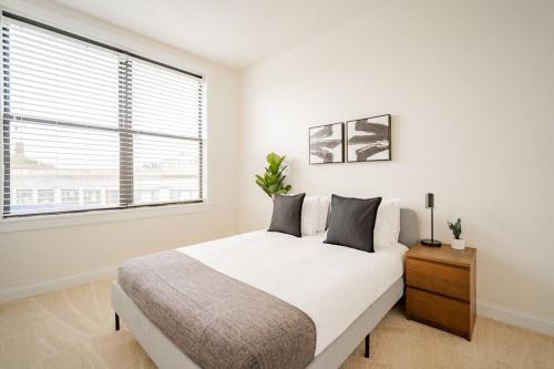Lively 3BR Apt in Chicago - Milwaukee N3 in Logan Square