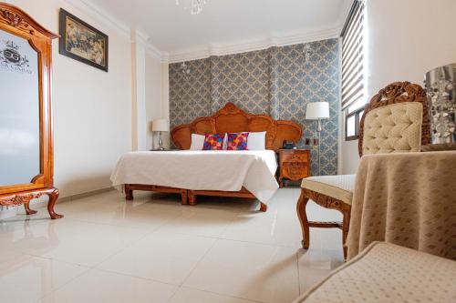 Deluxe King Room image 10