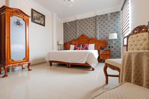 Deluxe King Room image 9
