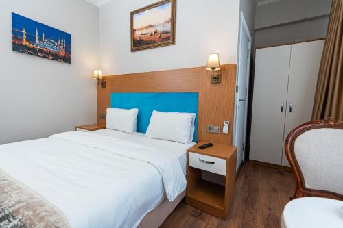 Double Room with Street View, No Smoking image 10