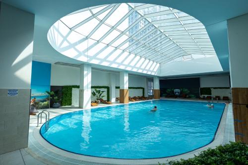 19th Floor Cozy Condo with Pool, Fitness, Parking Included in Price & Self Check in Available, Skopje