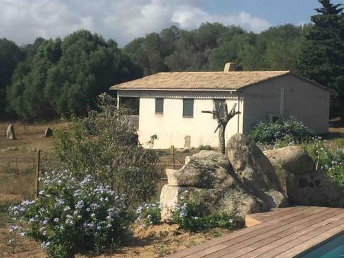 Maison de 3 chambres avec piscine partagee terrasse et wifi a Figari