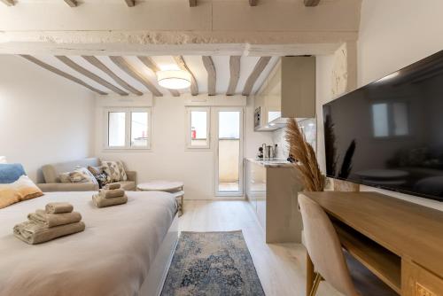 1 queen bed, 1 sofa bed