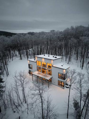 Chalet Peak Tremblant: Your Mountain Escape.