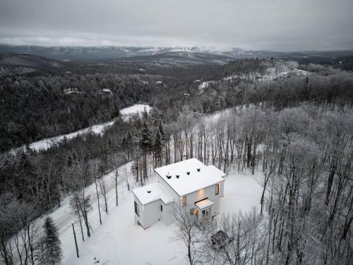 Chalet Peak Tremblant: Your Mountain Escape.