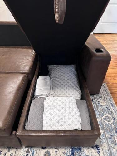 G4 KING BED central location museums FREE PARKING in Richmond, USA