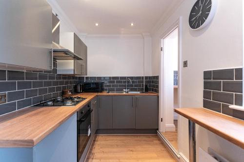 Stylish 1-Bed Flat in Liverpool by 53 Degrees Property, Ideal for Business & Long-Term Stays!, Liverpool (photo 9)