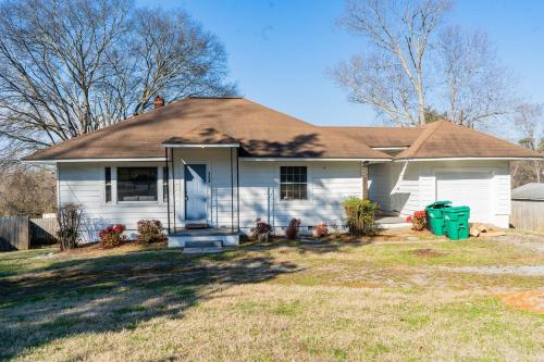 Charming 2 Bedroom Home with Deck: Retreat in Prime Location in Knoxville, USA