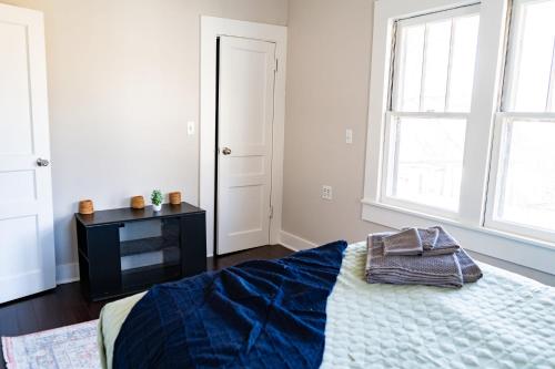 Charming 2 Bedroom Home with Deck: Retreat in Prime Location in Knoxville, USA