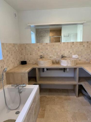 Vannas istaba, La Bétamotte: Maison entière avec piscine dans le parc du Morvan (La Betamotte: Maison entiere avec piscine dans le parc du Morvan) in La Motte-Ternant