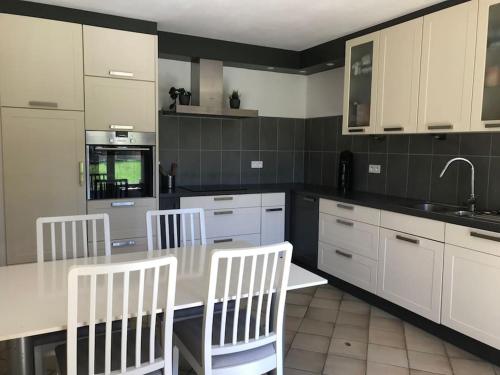 virtuve, La Bétamotte: Maison entière avec piscine dans le parc du Morvan (La Betamotte: Maison entiere avec piscine dans le parc du Morvan) in La Motte-Ternant