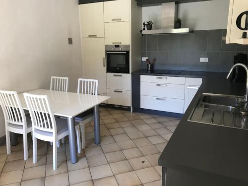 virtuve, La Bétamotte: Maison entière avec piscine dans le parc du Morvan (La Betamotte: Maison entiere avec piscine dans le parc du Morvan) in La Motte-Ternant