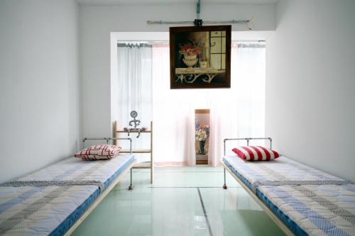 2 twin beds