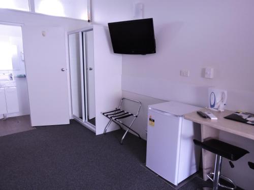 Coffs Shearwater Motel The 3-star Coffs Shearwater Motel offers comfort and convenience whether youre on business or holiday in Coffs Harbour. The property offers guests a range of services and amenities designed to provid