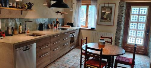 virtuve, 40m² 1 guļamistaba, 1 privāta vannas istaba Māja Nohedes
 (Mountain Village Studio in Nohèdes for 2) in Nohedes