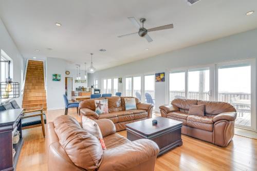 Beachfront Abode with BBQs, Decks, Smart TV and More!