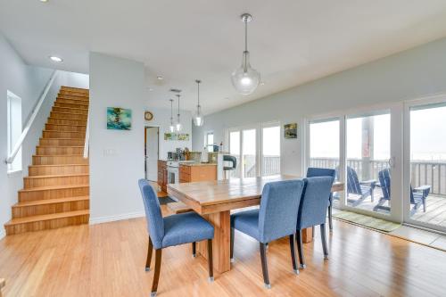 Beachfront Abode BBQs Decks Smart TV Etc! - image 9
