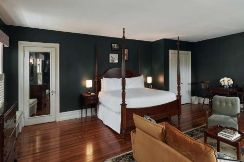 Dewey Carriage House King Suite