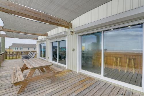 The Modern Surfside - A Waterfront Oasis with Deck